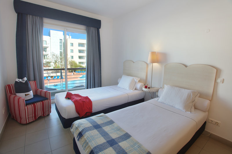 LiggingDit aparthotel ligt op circa 800 m van het strand