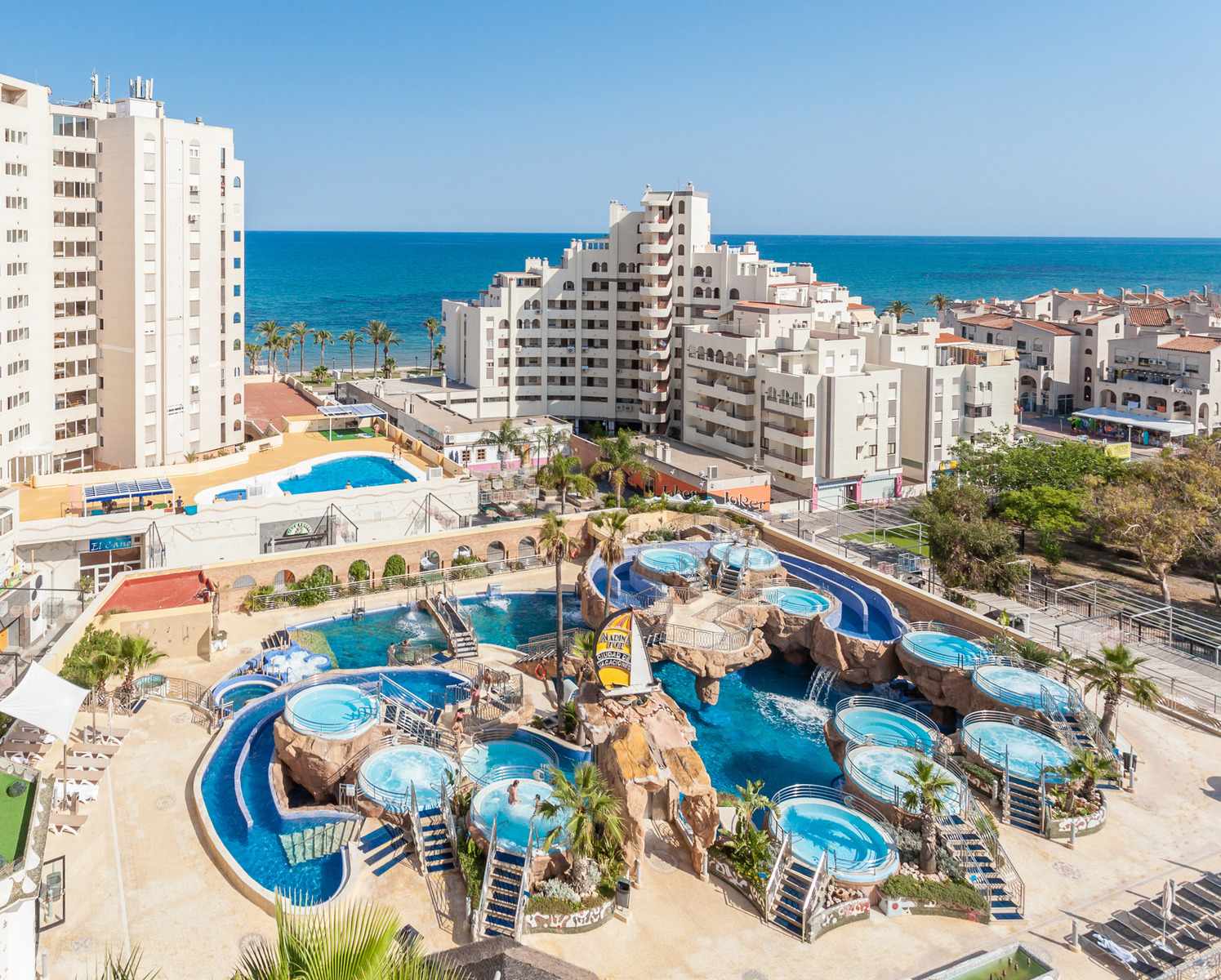 LiggingDit luxe hotel ligt in het centrum van Oropesa en is ongeveer 150 m van het strand met ligstoelen en parasols verwijderd. Naar Castellón is het ca. 25 kilometer