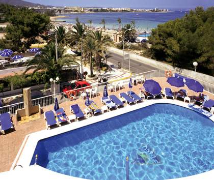 LiggingDit strandhotel bevindt zich op de eerste rij aan de blauwe zee en het uitnodigende zandstrand. Het bevindt zich dichtbij het toeristische centrum. Naar het stadscentrum is het slechts enkele schreden. In de nabije omgeving wachten u veelzijdige winkelmogelijkheden en tal van restaurants