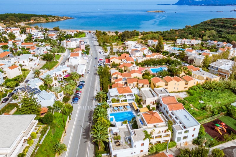 LiggingDit hotel bevindt zich op ongeveer 2 km van het centrum van Chrissi Akti.HotelfaciliteitenHet vriendelijke personeel aan de receptie is graag bij alle vragen behulpzaam. Een bagagedepot en een kluis bieden de nodige service. In de openbare ruimtes is Wi-Fi verkrijgbaar. De tourdesk biedt ondersteuning bij het boeken van excursies. In de supermarkt zijn producten voor het dagelijks gebruik verkrijgbaar. Buiten biedt een tuin extra ruimte voor ontspanning en recreatie. Tot de overige voorzieningen van het complex behoort een tv-ruimte. Wie met de auto komt