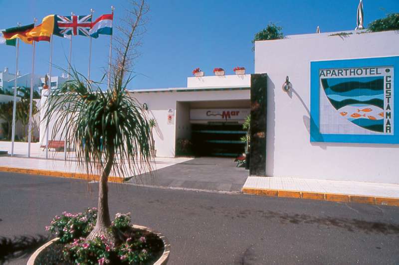 LiggingAparthotel Costa Mar ligt in de toeristische wijk Puerto del Carmen