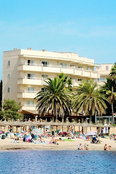 LiggingCabot Cap de Mar Spa ligt direct aan het strand in de badplaats Cala Bona aan de oostkust van Mallorca. Het hotel bevindt zich op een rustige promenade naast zee en op korte loopafstand van de haven en het centrum met winkels en cafés.HotelfaciliteitenHet hotel beschikt over moderne en elegante faciliteiten waaronder een spa- en wellnesscentrum met binnenzwembad