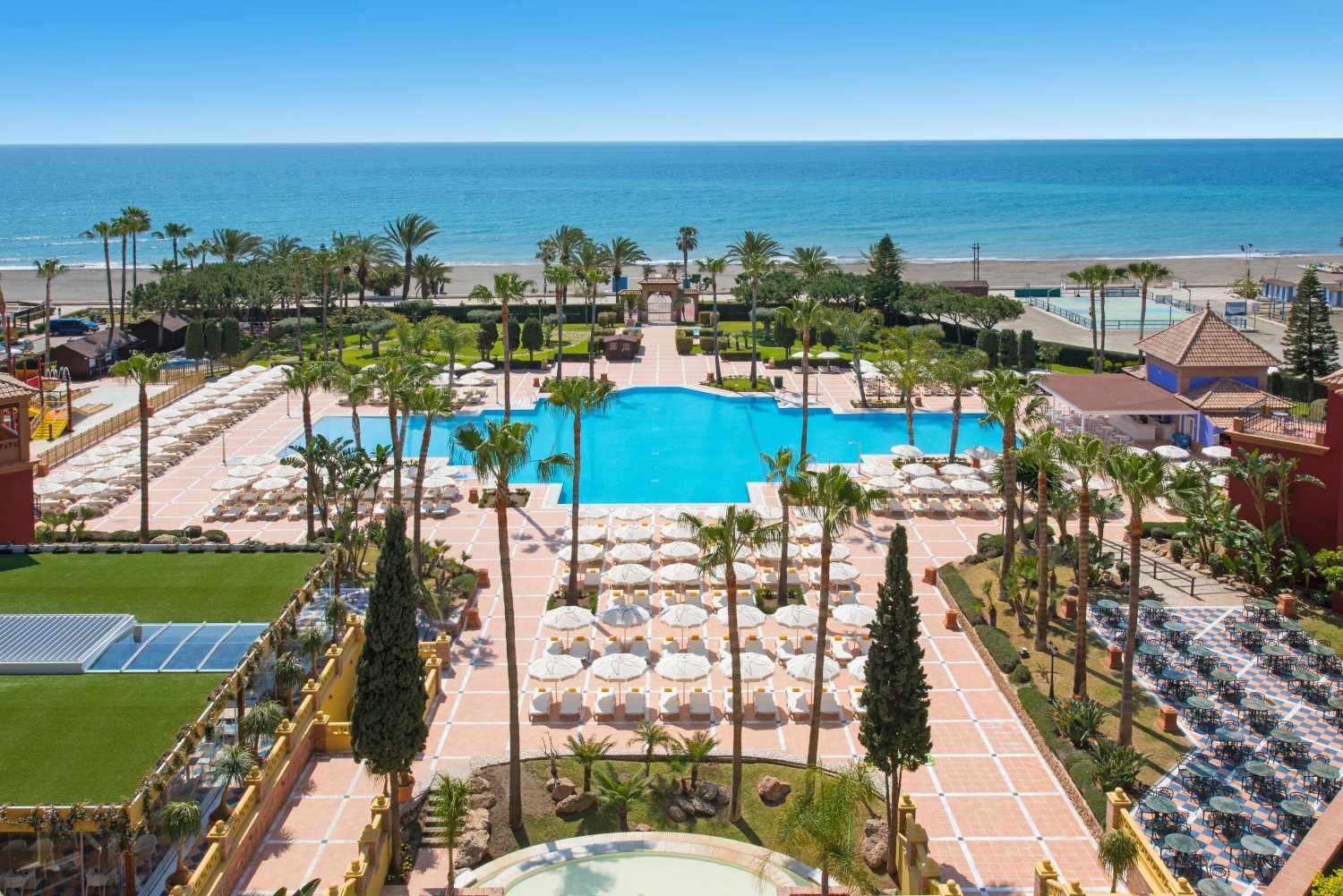 LiggingHotel Iberostar Waves Málaga Playa ligt direct aan het brede zandstrand van Málaga