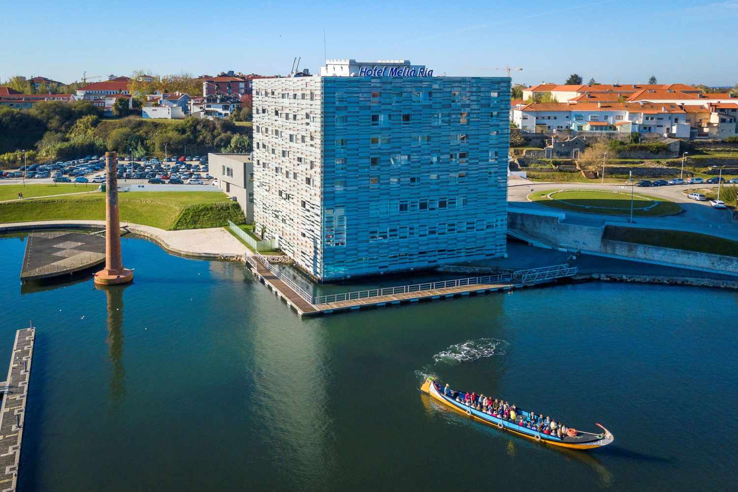 LiggingMeliá Ria ligt direct aan de Ria de Aveiro