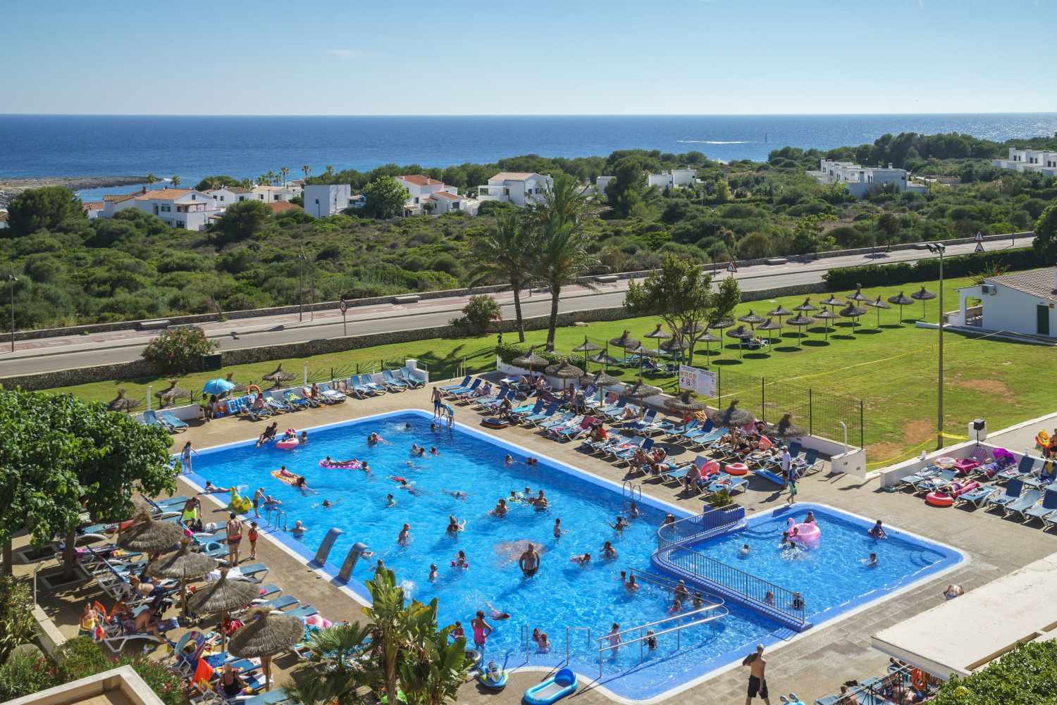 LiggingHet hotel ligt in het toeristische deel van Biniancolla en ligt op slechts ongeveer 250 m van de zee. Een halte van het openbaar vervoer ligt vlakbij het hotel