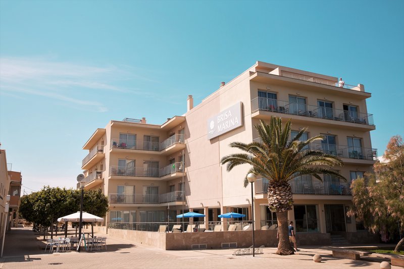 LiggingBrisa Marina Hotel ligt in het rustige S'Illot aan de oostkust van Mallorca. In de directe omgeving vind je diverse restaurants en het strand ligt vrijwel voor de deur. HotelfaciliteitenOverdag geniet je van de zon aan het zwembad of zoek je een fijn plekje op het zonneterras met ligbedden en parasols. Verder beschikt het hotel over een 24-uursreceptie