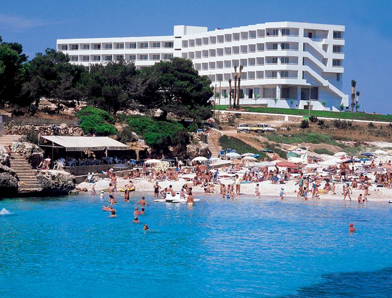 LiggingDit hotel ligt op slechts 100 meter van het strand. Binnen enkele minuten autorijden bereiken de gasten Ciudadela (ca. 4 km). Het openbaar vervoer bevindt zich in de buurt van het hotel (ca. 100 meter).HotelfaciliteitenDe 14 eenpersoons- en de 166 tweepersoonskamers zijn verdeeld over 4 verdiepingen en zijn met een lift bereikbaar. De receptie is 24 uur per dag geopend. Een garderobe