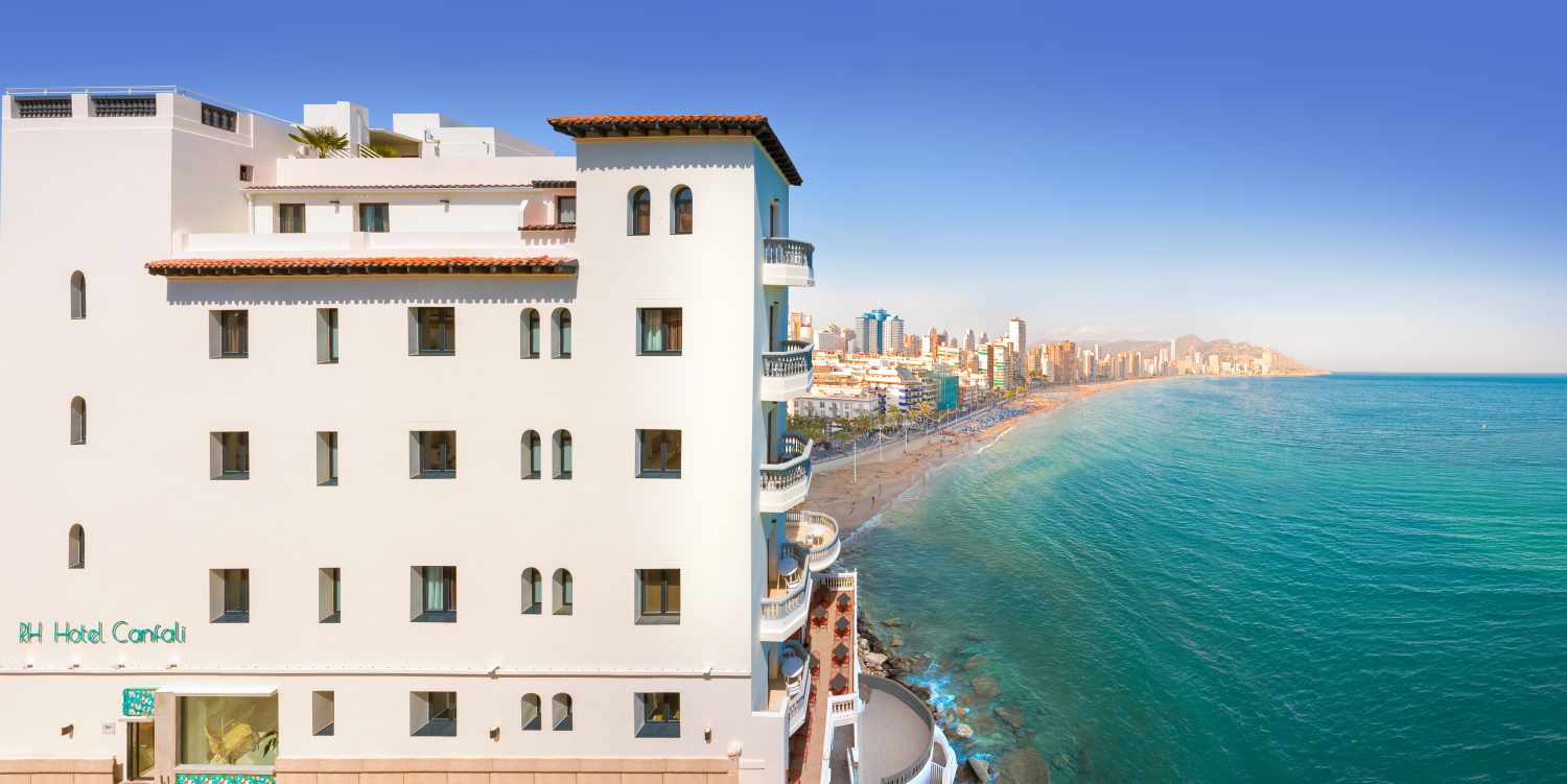 LiggingHet hotel ligt pal aan de Middellandse Zee