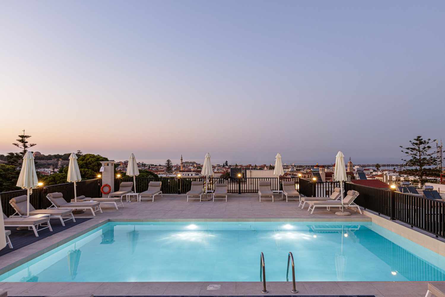 LiggingDit resort biedt ideale voorwaarden voor zakenreizigers en ligt direct aan een hoofdstraat direct in het hart van Rethymnon (Platanes). In een straal van circa 250 m bevinden zich bars