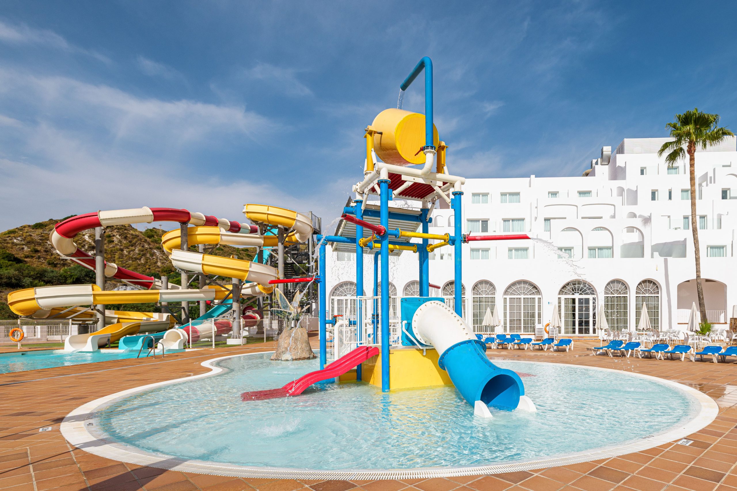 LiggingHet charmante appartementencomplex ligt aan de rand van het vakantiegebied Mojacar en heeft een fantastische ligging tegen een helling met een fraaie zeezicht. Naar het zandstrand is het ongeveer 350 m. Tal van winkels en mogelijkheden om zich te vermaken bevinden zich in de directe omgeving. Een halte van het openbaar vervoer bevindt zich 150m van het hotel verwijderd. HotelfaciliteitenHet aparthotel biedt op 7 verdiepingen 131 appartementen die met een lift bereikbaar zijn. Aan de receptie in de ontvangsthal staat meertalig personeel met raad en daad bij. Een garderobe