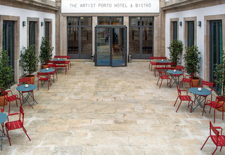 The Editory Artist Baixa Porto Hotel De Charme van The Editory Artist Baixa Porto Hotel Het "The Editory Artist Baixa Porto Hotel" is veel meer dan alleen een plek om te overnachten. Het is een kunstzinnig toevluchtsoord dat de gasten onderdompelt in de creatieve geest van Porto. De inrichting van het hotel is een eerbetoon aan de rijke kunstscene van de stad en brengt het erfgoed van Porto tot leven. Kamers en Voorzieningen De kamers in dit hotel zijn zorgvuldig ontworpen en ingericht om gasten een comfortabel en inspirerend verblijf te bieden. De kunstzinnige details en decoraties weerspiegelen de levendige kunstscene van Porto. Gasten kunnen genieten van moderne voorzieningen en een ontspannen sfeer. Kunst Overal Een van de opvallende kenmerken van dit hotel is de aanwezigheid van kunstwerken door het hele gebouw. Van de lobby tot de gangen en zelfs in de kamers