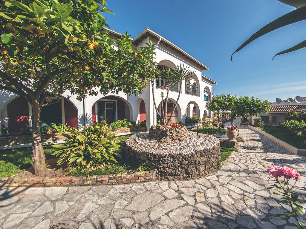 Iliada Beach | Reserveren bij Fliickmyhouse