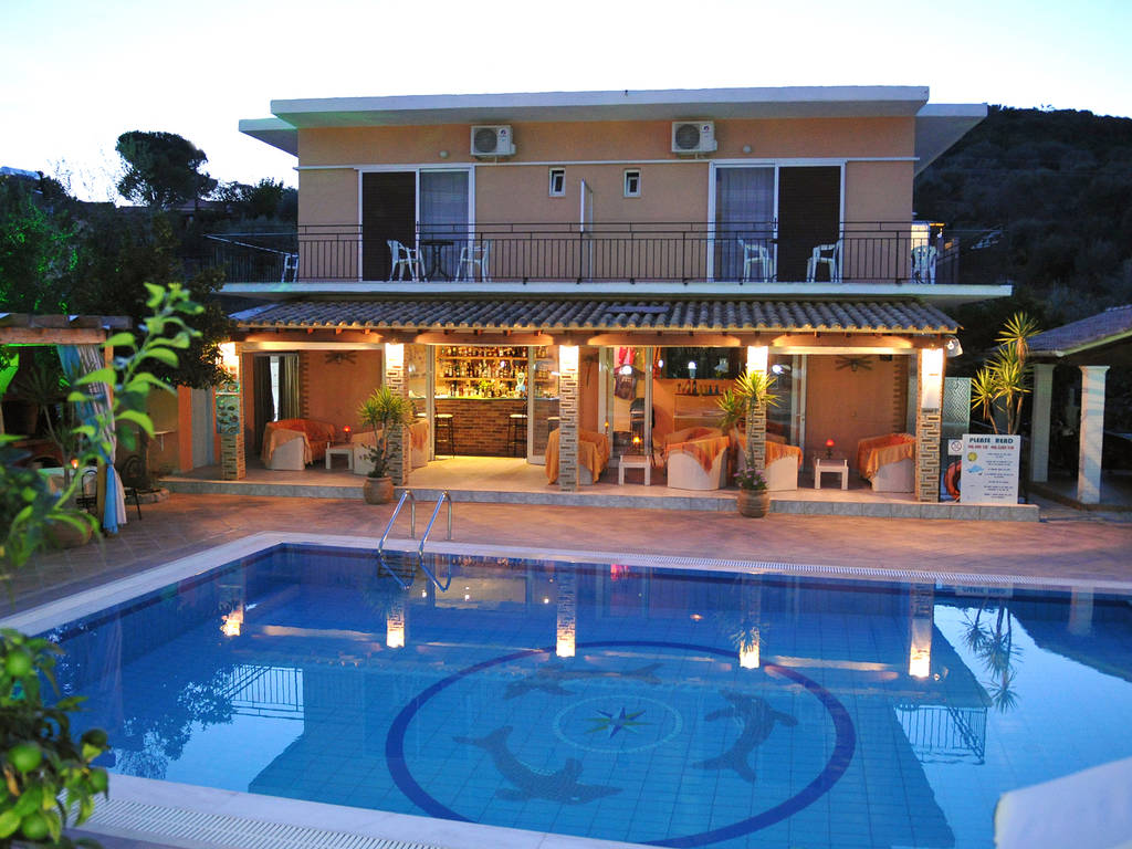 Makis Louvlis | Reserveren bij Fliickmyhouse