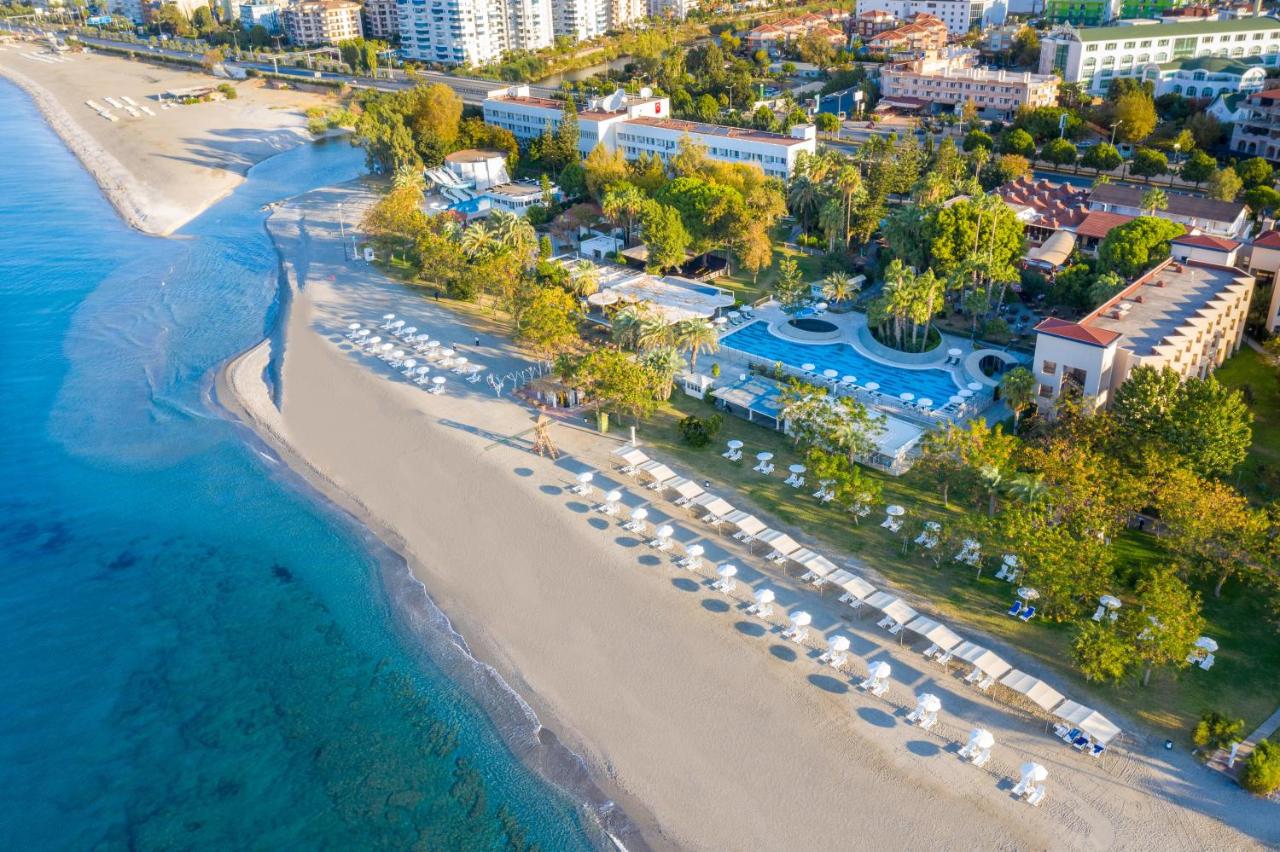 LiggingLabranda Alantur Resort ligt direct aan zee met een eigen privéstrand. Winkels en restaurants liggen op loopafstand. Het centrum van Alanya ligt op ongeveer 7 km.HotelfaciliteitenLabranda Alantur Resort biedt uitgebreide sportmogelijkheden zoals fitness