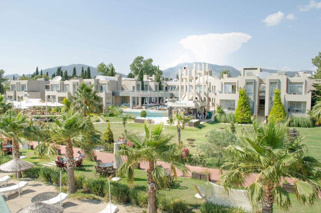 LiggingAmbrosia Hotel Beach & Spa ligt pal aan het grootste privéstrand van Bitez. Het centrum van Bodrum ligt op7 km afstand. Luchthaven Bodrum ligt op 40 km. Het hotel regelt vervoer van/naar het vliegveld én privévervoer naar Bodrum. HotelfaciliteitenJe vindt hier een zwembad