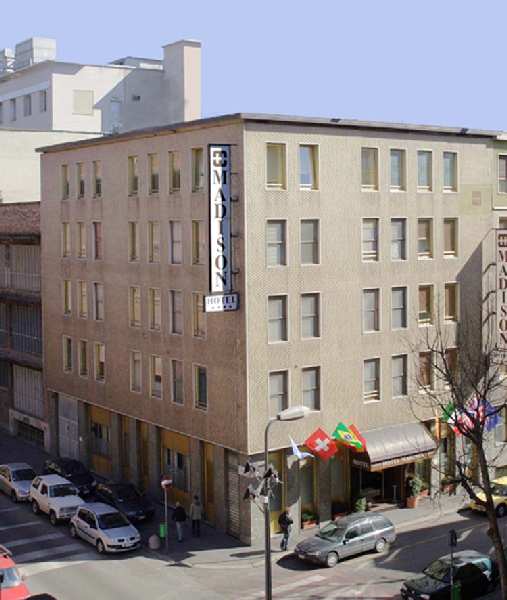 LiggingDit hotel bevindt zich vlakbij het plein Duca d'Aosta en is ongeveer 150 meter van het station. Het mooie centrum van de stad Milaan bereikt u binnen 1 kilometer. Door de goede aansluiting op het openbaar vervoer is de aantrekkelijke zakenwijk met restaurants en winkels gemakkelijk te bereiken.HotelfaciliteitenDe 50 eenpersoons- en de 47 tweepersoonskamers zijn verdeeld over 4 verdiepingen en zijn met een lift bereikbaar. 24/24 staat de gasten meertalig personeel (Engels