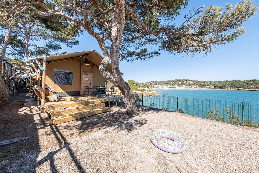 LiggingHet bungalowcomplex bevindt zich op een camping van de eerste categorie