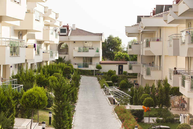 LiggingDream Family Club ligt centraal in Manavgat en bevindt zich op ongeveer 700 meter van het zandstrand. Dankzij deze ligging zijn voorzieningen en uitgaansmogelijkheden in de omgeving goed bereikbaar. Het strand is eenvoudig te bereiken voor een ontspannen dag aan zee. De centrale locatie maakt het hotel geschikt voor gasten die strand en stad willen combineren. De omgeving biedt volop mogelijkheden voor uitstapjes en ontspanning.HotelfaciliteitenBij de receptie staat het personeel klaar om gasten te ondersteunen tijdens het verblijf. In de openbare ruimtes is WiFi beschikbaar en het hotel beschikt over rolstoelvriendelijke faciliteiten. Op het terrein vind je een tuin