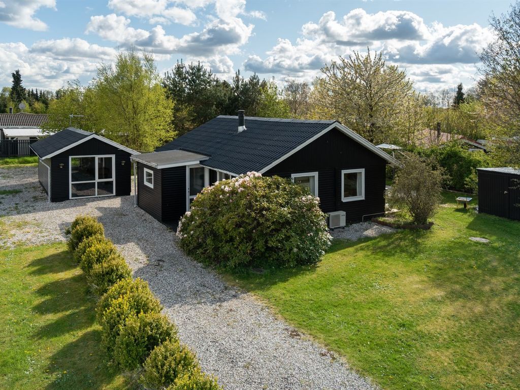 "Akira" - 500m to the inlet | Boeken bij Flickmyhouse