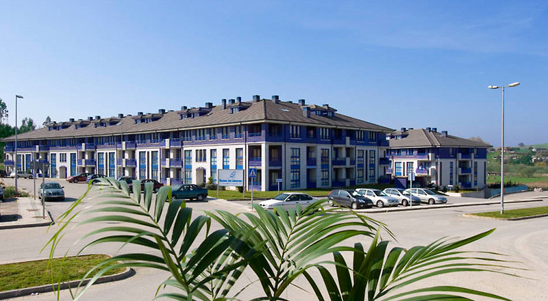LiggingDit appartementencomplex ligt centraal in de plaats Cantabria. Binnen 6 minuten rijden bereikt u de stad Santander. Het complex ligt dichtbij een zandstrand en is uitstekend geschikt om van een ontspannen vakantie te genieten.HotelfaciliteitenOp de gasten wachten 100 appartementen