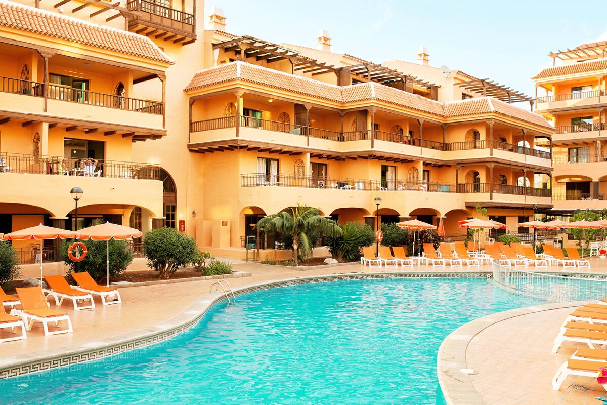 LiggingCoral Los Alisios bevindt zich in een rustige woonomgeving van Los Cristianos in het zuiden van Tenerife