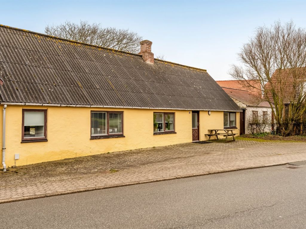 "Synthia" - 3km to the inlet | Boeken bij Flickmyhouse