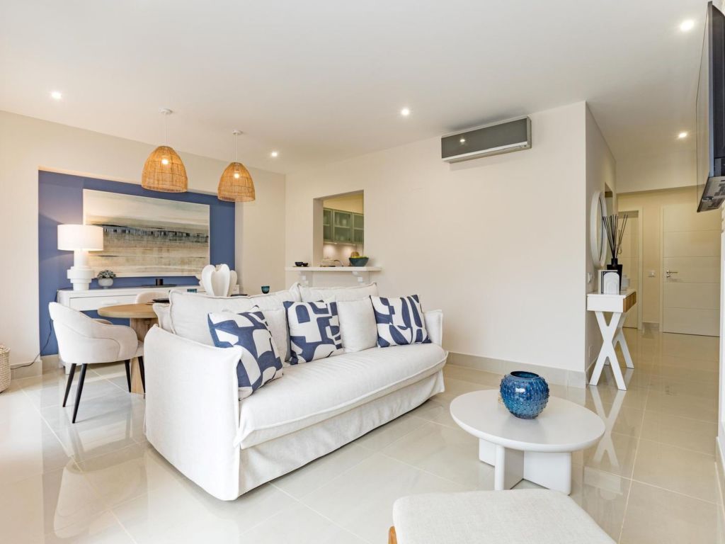 Pine Hills Reva Santuary Modern Elegance | Boeken bij Flickmyhouse