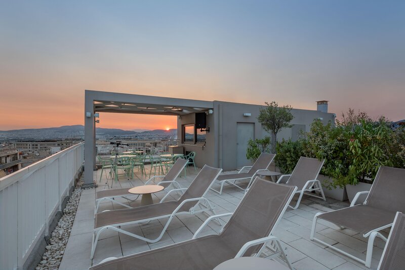 LiggingDit hotel ligt op ongeveer 1 km van het centrum van Athene. Tot het dichtstbijzijnde trein- en metrostation is het 300 m.HotelfaciliteitenHet hotel beschikt over 112 kamers en over een lift. Het meertalig personeel bij de receptie in de ontvangsthal is hulpvaardig bij het in- en uitchecken. De gasten van het verblijf kunnen van een bagagedepot