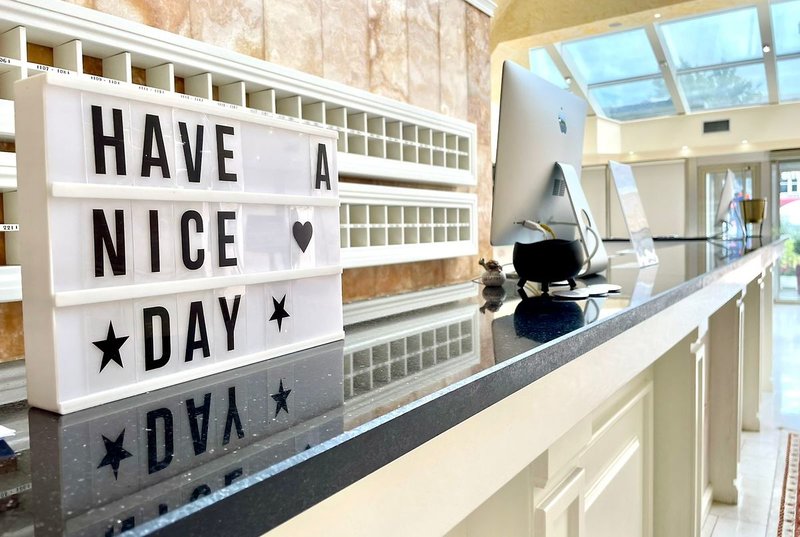 LiggingDit hotel bevindt zich in Durrës.HotelfaciliteitenHet hotel beschikt over verschillende gemakken voor een comfortabel en een ontspannen verblijf waaronder een transferservice en een wasservice. In de openbare ruimtes kan gebruik worden gemaakt van de internettoegang. Er zijn winkels die tot rondneuzen en flaneren uitnodigen.KamersVerschillende faciliteiten behoren tot de standaardvoorzieningen in alle wooneenheden van het verblijf. Voor verder comfort zorgt een televisie.Sport/entertainmentVoor afwisselende recreatie en vrijetijdsbesteding staan de sport- en amusementsmogelijkheden van het hotel ter beschikking. Bij mooi weer mag een sprong in het koele water van het openluchtzwembad niet ontbreken