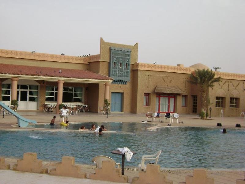 LiggingDit hotel van hoge kwaliteit heet de gasten in Erfoud welkom.HotelfaciliteitenEr is keuze uit 160 kamers en 10 suites. Het vriendelijke personeel aan de receptie is graag bij alle vragen behulpzaam. Tot de faciliteiten van het hotel behoren een bagagedepot