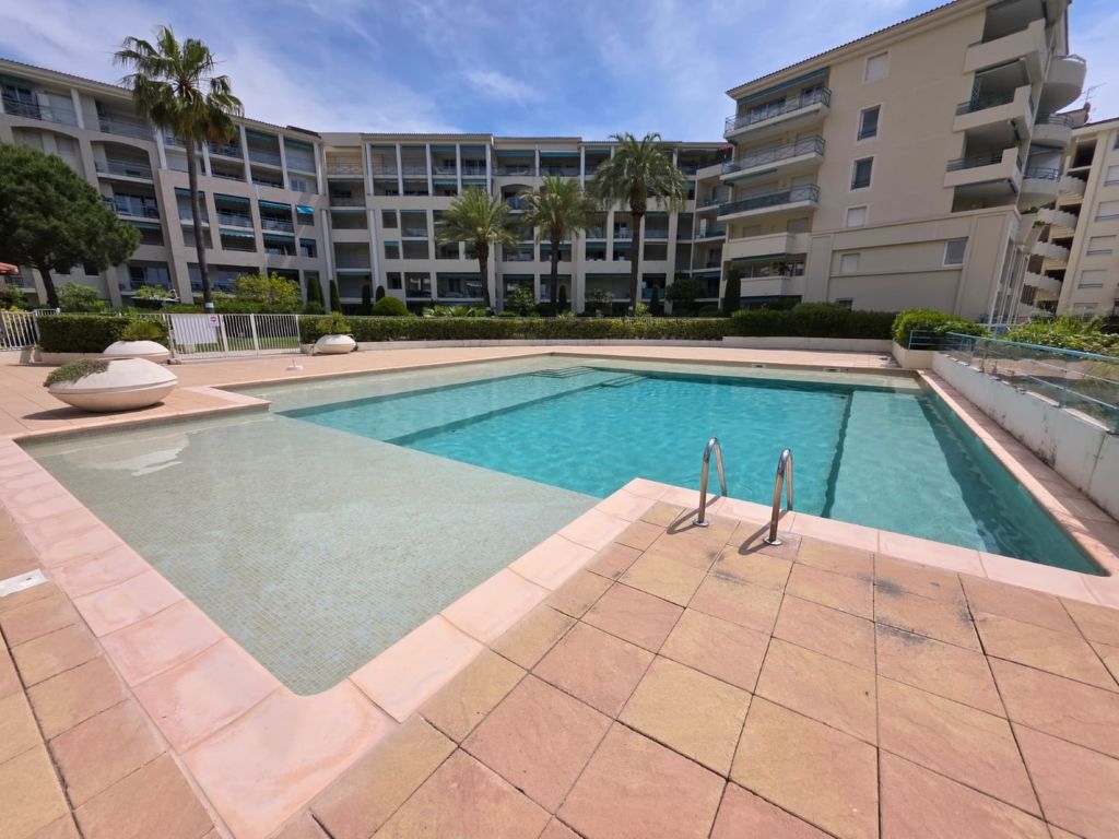 Les Pins Bleus | Boeken bij Flickmyhouse