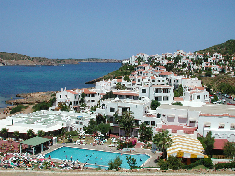 LiggingDit appartementenhotel bevindt zich slechts ongeveer 20 meter van de zandbadbaai Playa de Fornells. In de onmiddellijke omgeving is een aansluiting op het openbaar vervoer. Het vissersdorp Fornells ligt op ongeveer 3 kilometer afstand. Hier naartoe rijdt dagelijks een minibus (bij de prijs inbegrepen). De transfertijd naar de luchthaven is ongeveer 45 minuten.HotelfaciliteitenDe gasten beleven een ontspannen verblijf in de 193 appartementen. De receptie is 24 uur per dag geopend. Tot de faciliteiten van het aparthotel behoren een bagagedepot