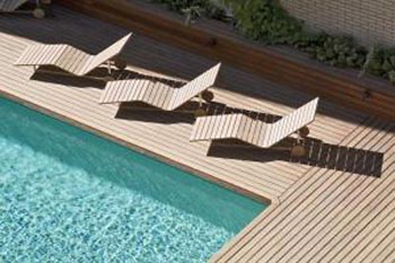 LiggingHet hotel bevindt zich in het zakelijke district van Paterna