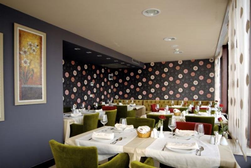 LiggingHet hotel is gelegen in een prestigieuze en historische wijk van Istanboel