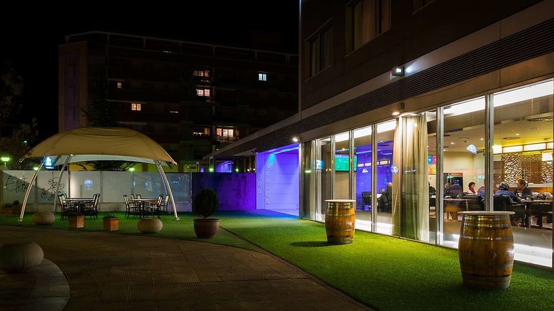 LiggingHet hotel ligt op slechts een paar stappen lopen van het trein- en busstation (halte van de AVE-hogesnelheidstrein)