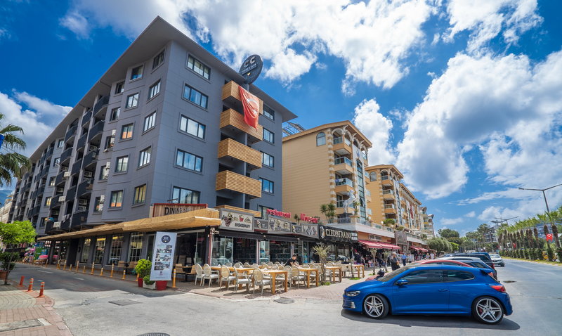 LiggingDit hotel verwelkomt de gasten in Alanya en biedt in het bijzonder voor volwassenen die in de vakantie onder elkaar willen zijn alle voorwaarden voor een aangenaam verblijf.HotelfaciliteitenHet complex met een lift beschikt over 55 kamers. Het vriendelijke personeel aan de receptie is graag bij alle vragen behulpzaam. Tot de faciliteiten van het complex behoren een bagagedepot en een kluis. Via Wi-Fi hebben de gasten toegang tot het internet. Het verblijf beschikt over meerdere voor gehandicapten toegankelijke vrijetijdsbestedingen. Het hotel beschikt over faciliteiten voor rolstoelgebruikers. Naast een supermarkt zijn andere winkels voorhanden. De kinderen kunnen zich op de speelplaats naar hartelust uitleven. Tot de overige voorzieningen van het complex behoren een speelkamer en een bibliotheek. Wie met de auto komt