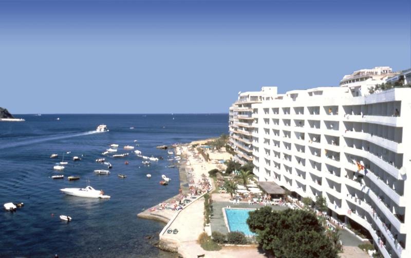 LiggingHet complex ligt aan de kust van de prachtige baai van Santa Ponsa