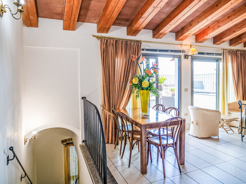 Roof | Boeken bij Flickmyhouse