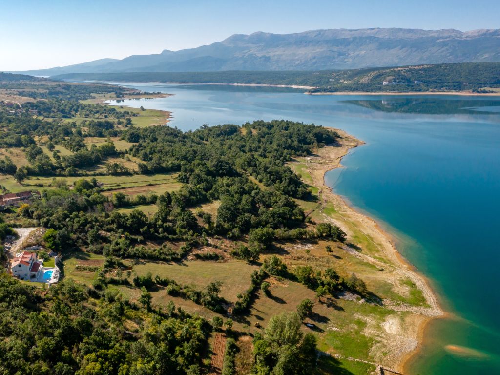 Escape on lake | Boeken bij Flickmyhouse