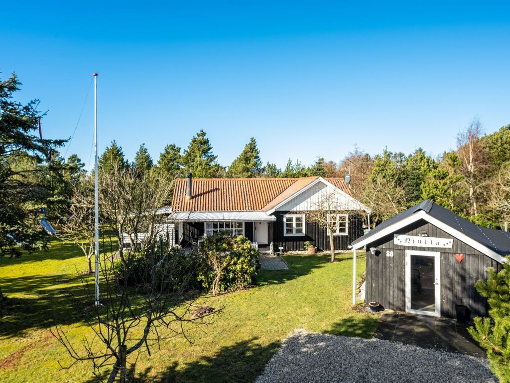 "Adam" - 1.6km from the sea | Boeken bij Flickmyhouse