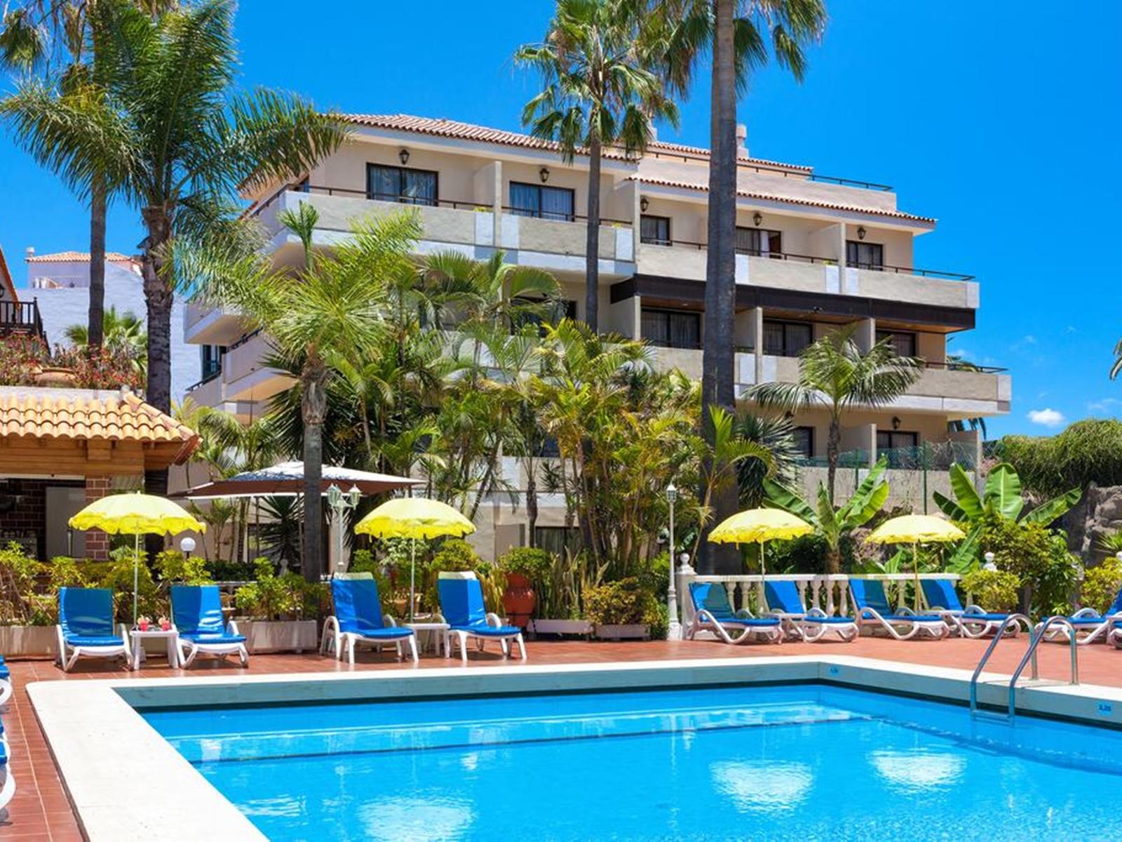 LiggingHet hotel bevindt zich op een rustige zijstraat in de oude binnenstad van Puerto de la Cruz