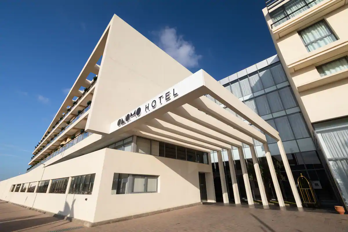 LiggingONOMO Hotel Casablanca Airport ligt op slechts 6 minuten rijden van de internationale luchthaven Mohammed V (CMN)