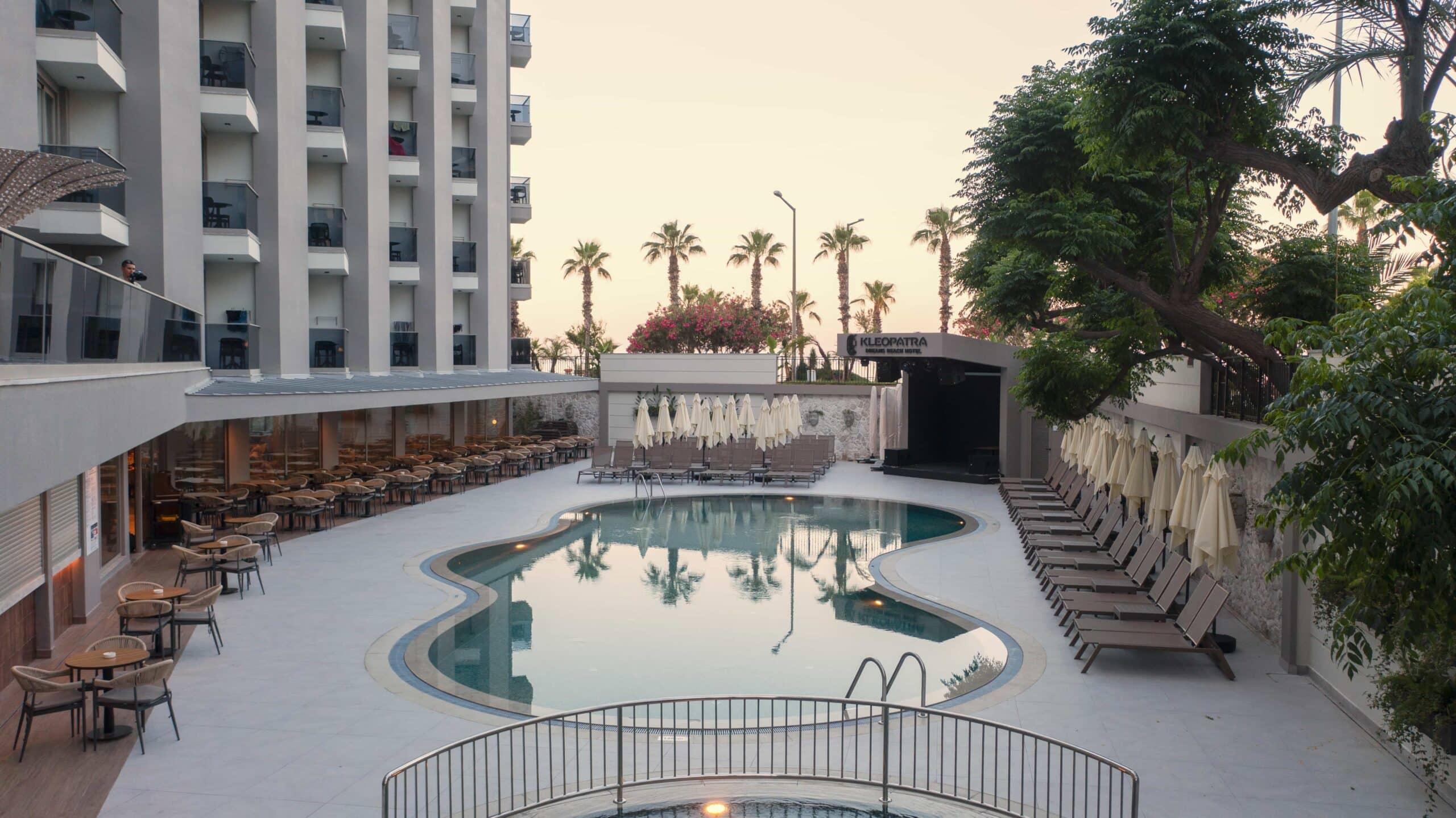 LiggingHet hotel ligt direct aan het beroemde Kleopatra strand en op slechts 1