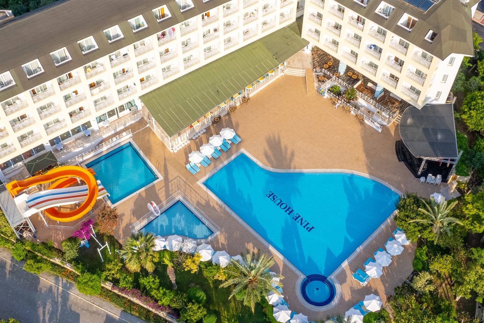 LiggingGelegen te midden van dennenbossen