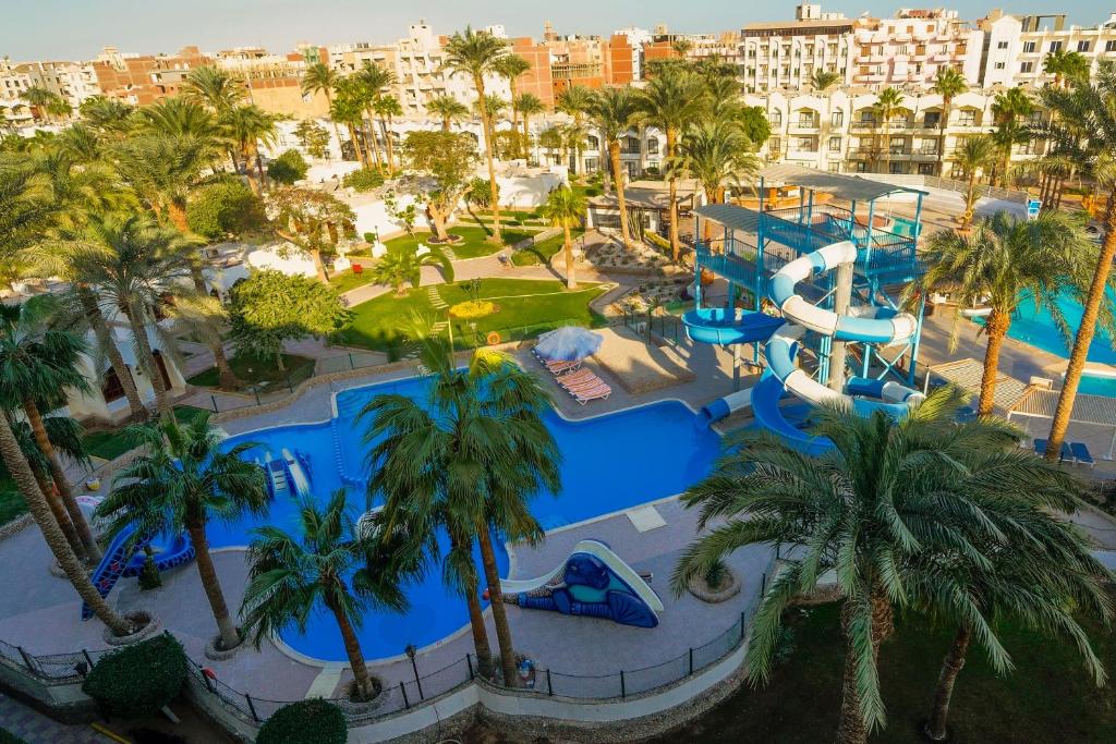 LiggingDit hotel bevindt zich aan de baai van Hurghade met uitzicht op het eigen zandstrand. Hurghada is bekend vanwege zijn opvallende koraalriffen en de mogelijkheden voor watersport en duiken. Verder staat het bekend vanwege de goede visgronden