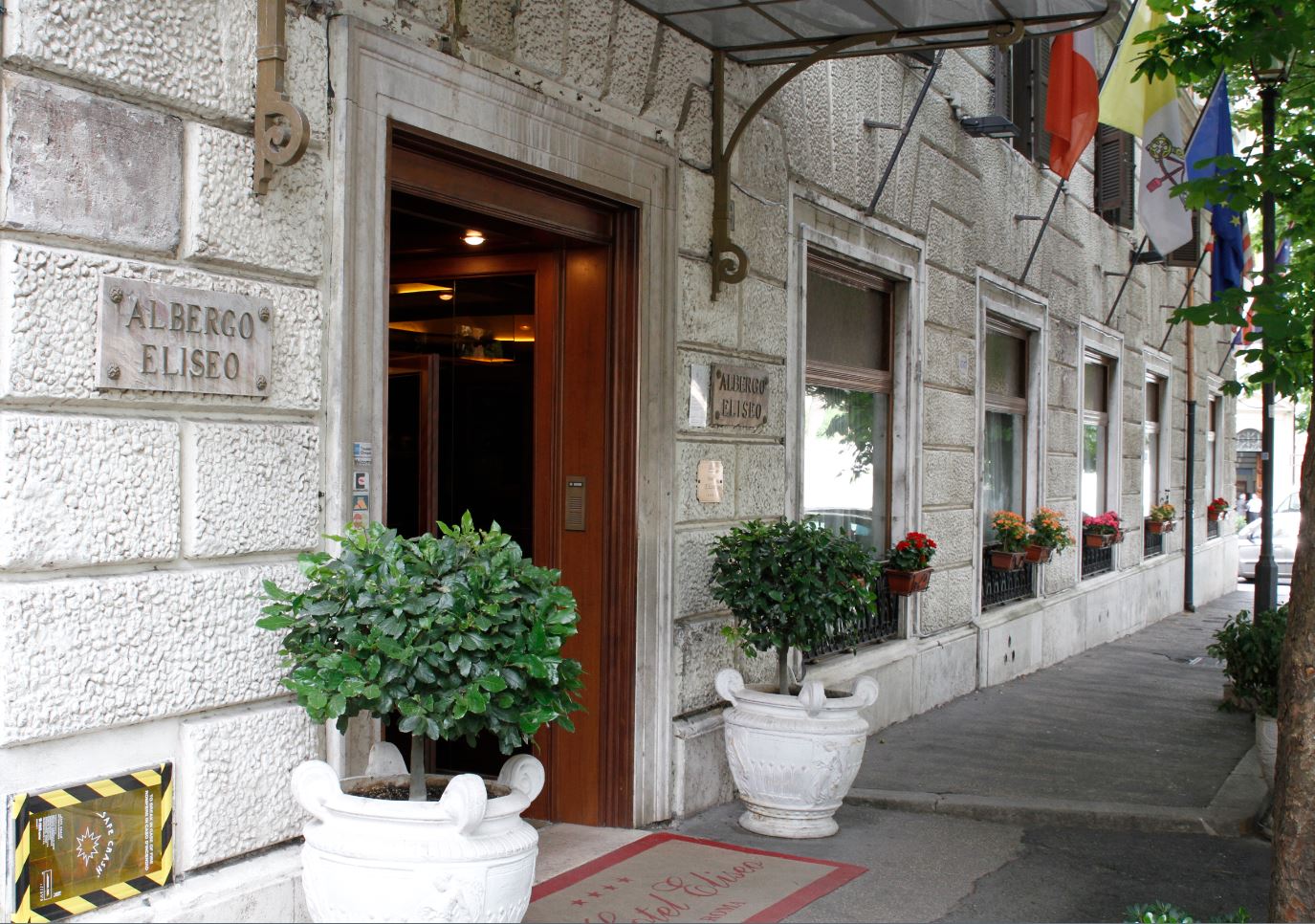 LiggingHet hotel ligt in een zijstraat vlakbij de Porta Pinciana. Hiervandaan heeft men een wonderschoon uitzicht op de Villa Borghese. Verscheidene bezienswaardigheden zoals de Spaanse trappen of de winkelstraat Via Condotti liggen op slechts enkele passen afstand. Het openbaar vervoer vindt men na 5 à 10 minuten lopen (ongeveer 1000m). HotelfaciliteitenHet verblijf biedt op 6 verdiepingen 58 kamers die met een lift bereikbaar zijn. Aan de receptie in de ontvangstruimte staat het vriendelijke personeel de gasten met raad en daad bij. Service zoals een bagagedepot en een kluis draagt bij tot een comfortabel verblijf. Via Wi-Fi hebben de gasten toegang tot het internet. De tourdesk biedt ondersteuning bij het boeken van excursies. Een supermarkt en andere winkels zijn voorhanden om heerlijk te winkelen of te flaneren. Tot de overige voorzieningen van het hotel behoort een tv-ruimte. De gasten die met de auto komen