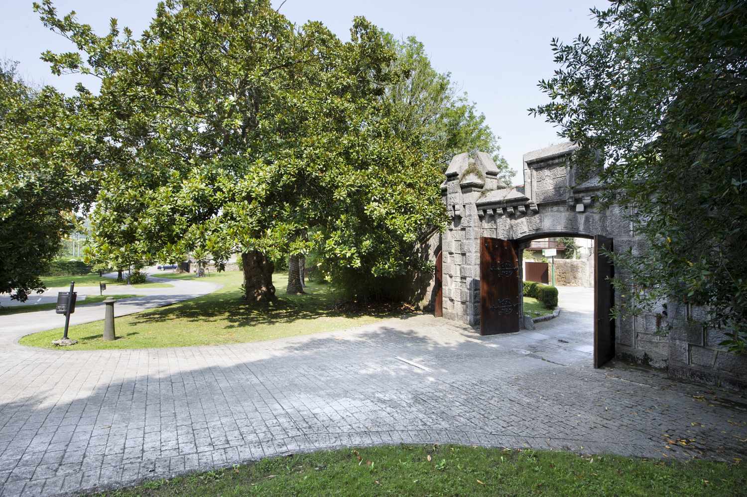 LiggingHet hotel ligt in Limpias in Cantabrië. Het zand- en kiezelstrand van Laredo ligt op ongeveer 5 minuten rijden. HotelfaciliteitenDit strandhotel werd in het jaar 1903 gebouwd. In een 2 verdiepingen tellend hoofdgebouw en een 3 verdiepingen tellend bijgebouw staan de gasten 5 junior suites