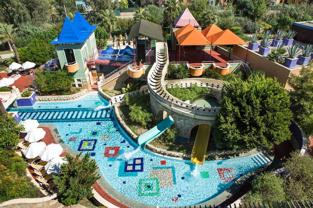 LiggingHet privéstrand van het hotel ligt op ongeveer 500 meter afstand en het historische centrum van Side bevindt zich op slechts 6 km.  HotelfaciliteitenHet buitenzwembad beschikt over meerdere glijbanen en er is een olympisch bad aanwezig. Is het slechter weer