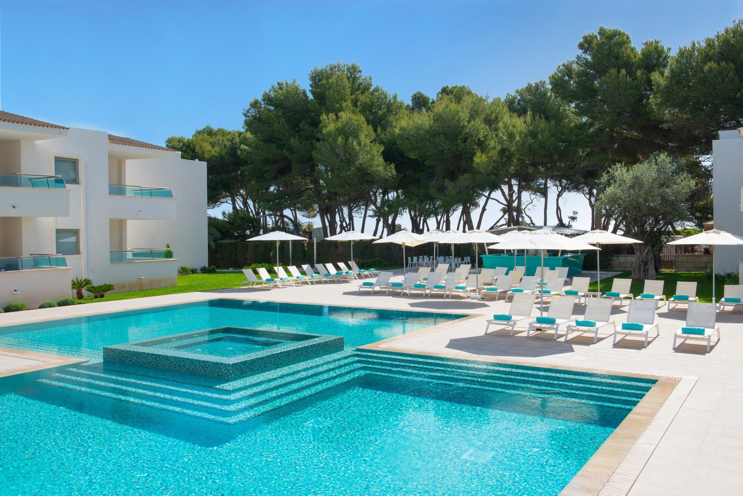 LiggingIberostar Selection Playa de Muro Village ligt direct aan het uitgestrekte zandstrand van Playa de Muro