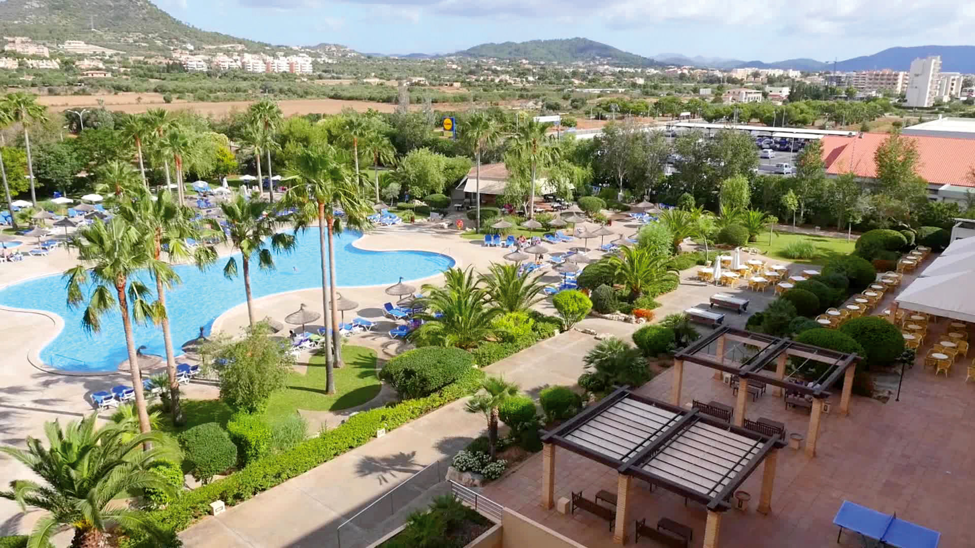 LiggingHet hotel Bakour Garbí Cala Millor is gelegen in de badplaats Cala Millor aan de oostkust van Mallorca